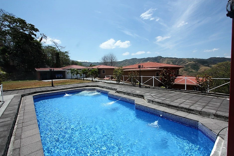 Family-Focused Complex with Four Residences - Gallery image 2