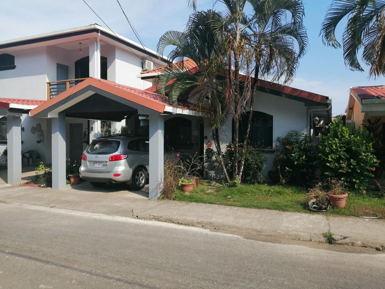 Wonderful and Updated Bungalow Close to the Beach!: Great location with access to a large community pool!