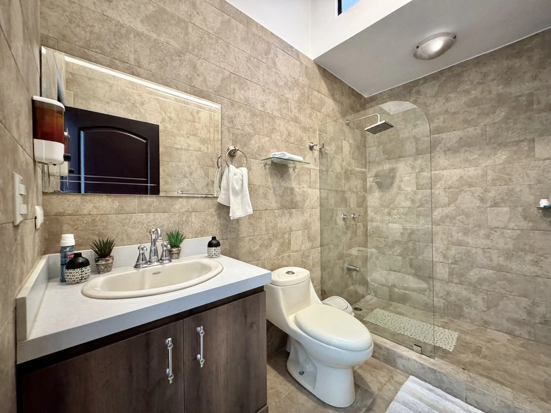 Residencial Los Crotos: Spacious 100% Concrete Home for Sale San Pablo de Heredia - Gallery image 19