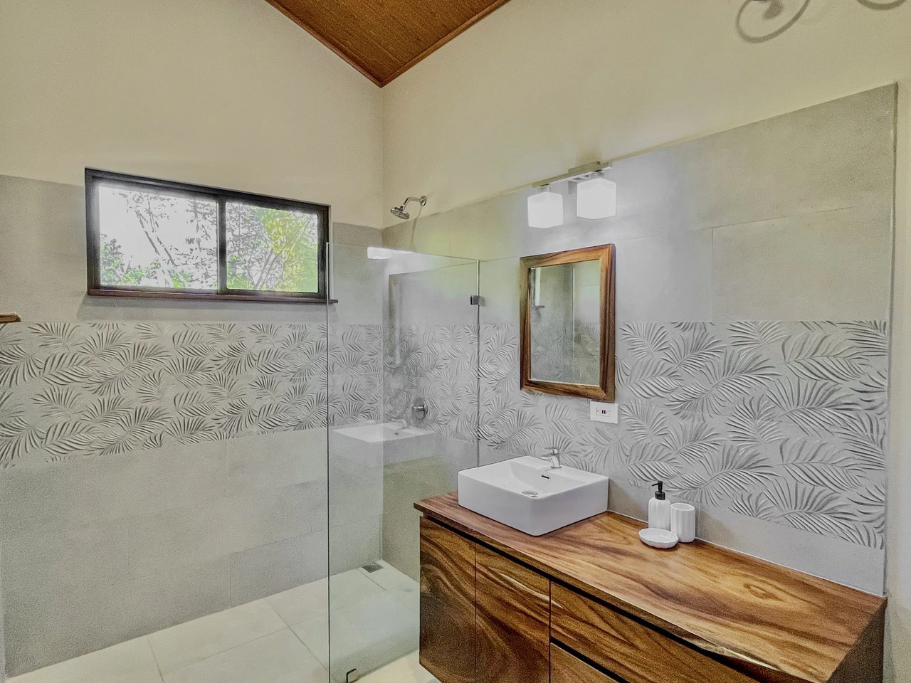 .075 ACRES – 2 Bedroom New Construction Home, Walk to the River, 5min to Playa Matapalo, 15min to Dominical!!!! - Gallery image 22