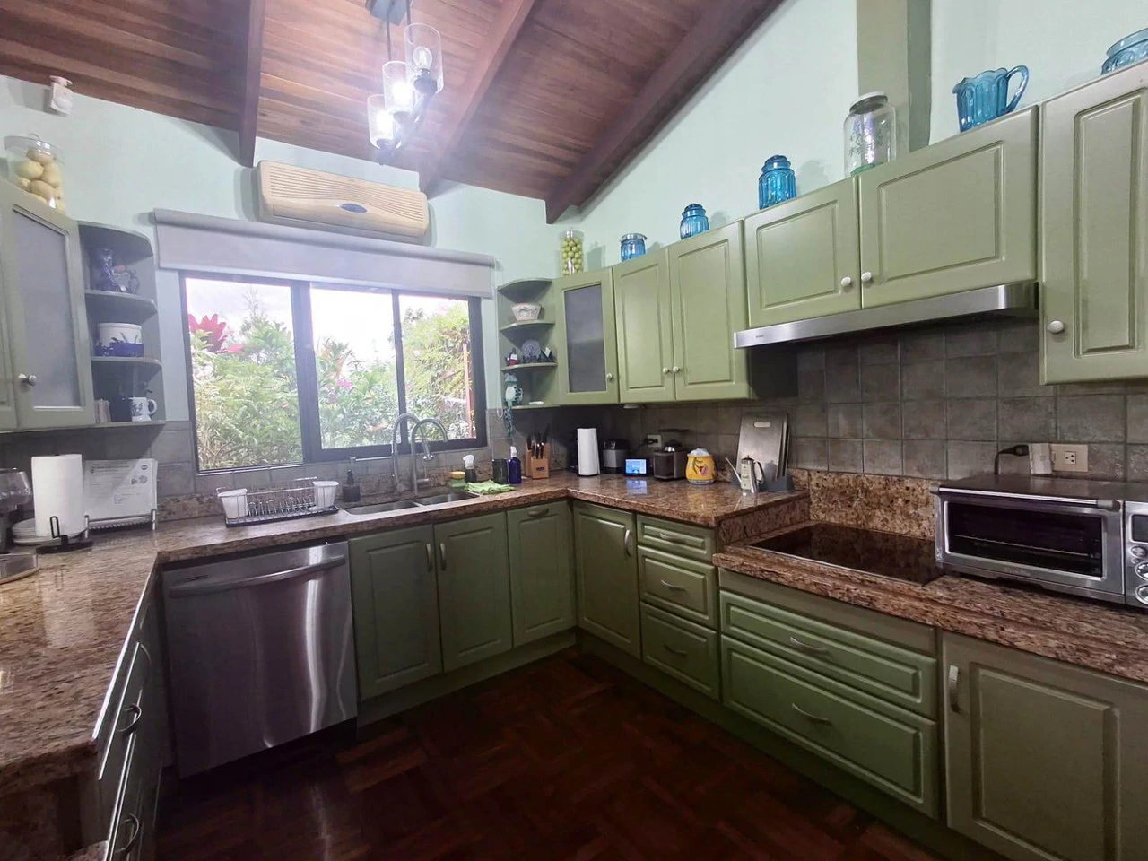 Casa Pristine Elegance: A Rare Costa Rican Estate with Unobstructed City-to-Ocean Views! - photo 15