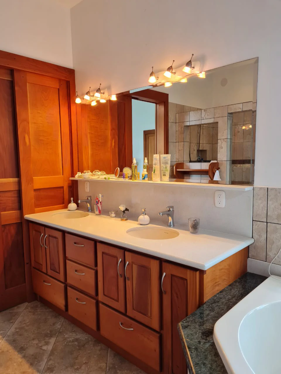 Villa Corazon: Unique LAKE FRONT property, 2 Villas and Tiny house on 5 acres with lake access. - Gallery image 29
