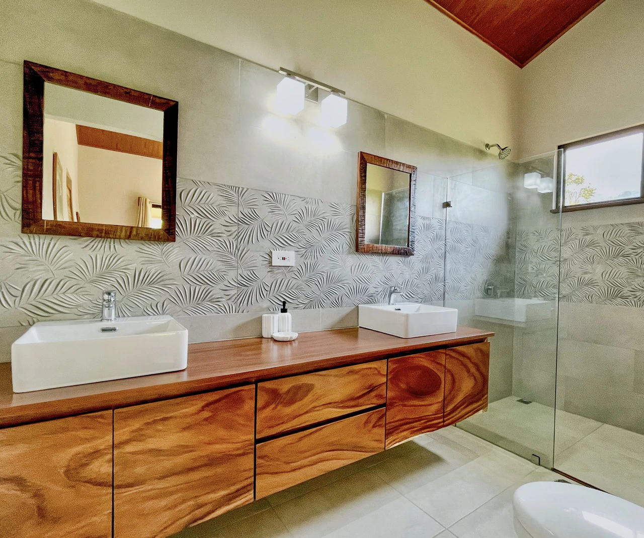 .075 ACRES – 2 Bedroom New Construction Home, Walk to the River, 5min to Playa Matapalo, 15min to Dominical!!!! - Gallery image 17