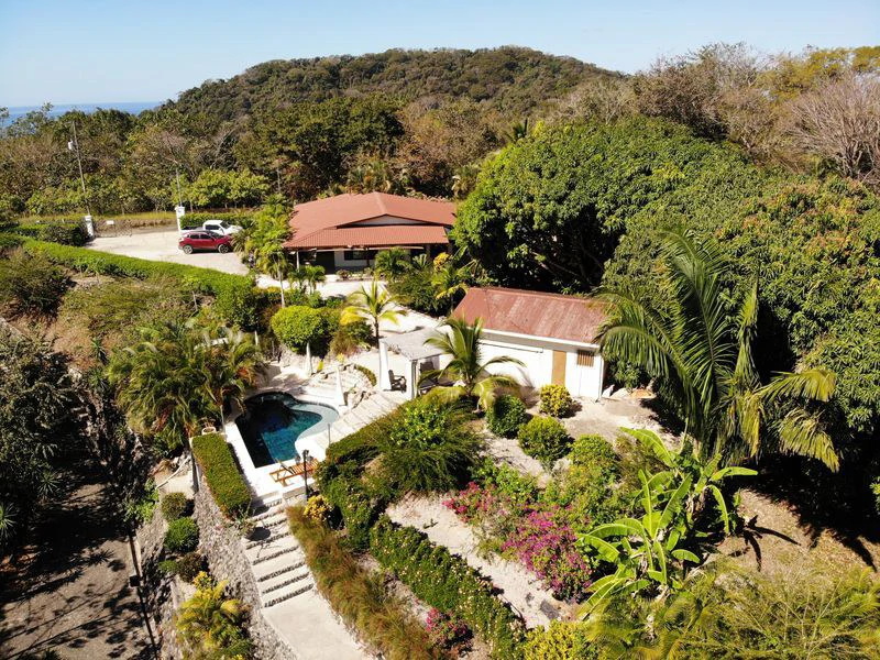 Casa Bella Montana: Charming Mountain View Home - a Slice of Paradise with Spectacular Mountain Views, New Custom Salt Water Designer Pool, and Detached 2 Car Garage with Workshop - Gallery image 4