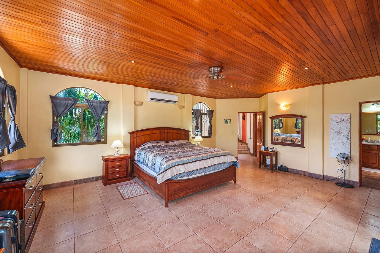 Casa Palacio: Elegant and Palatial 3BR in Gated Community - Gallery image 29