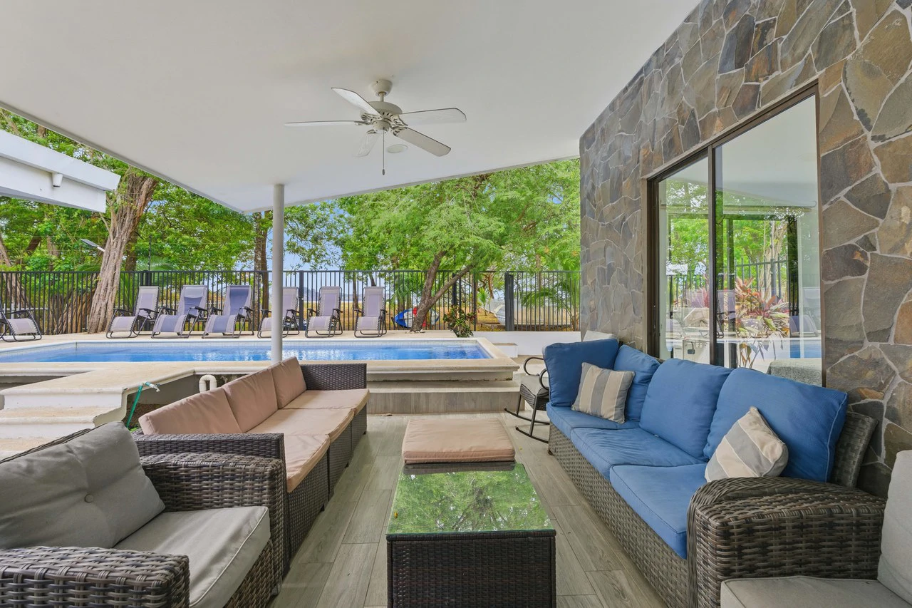 Three Mermaids: Beachfront 10-Bedroom Pod-Style Residence with Pool in Playa Flamingo - Gallery image 36