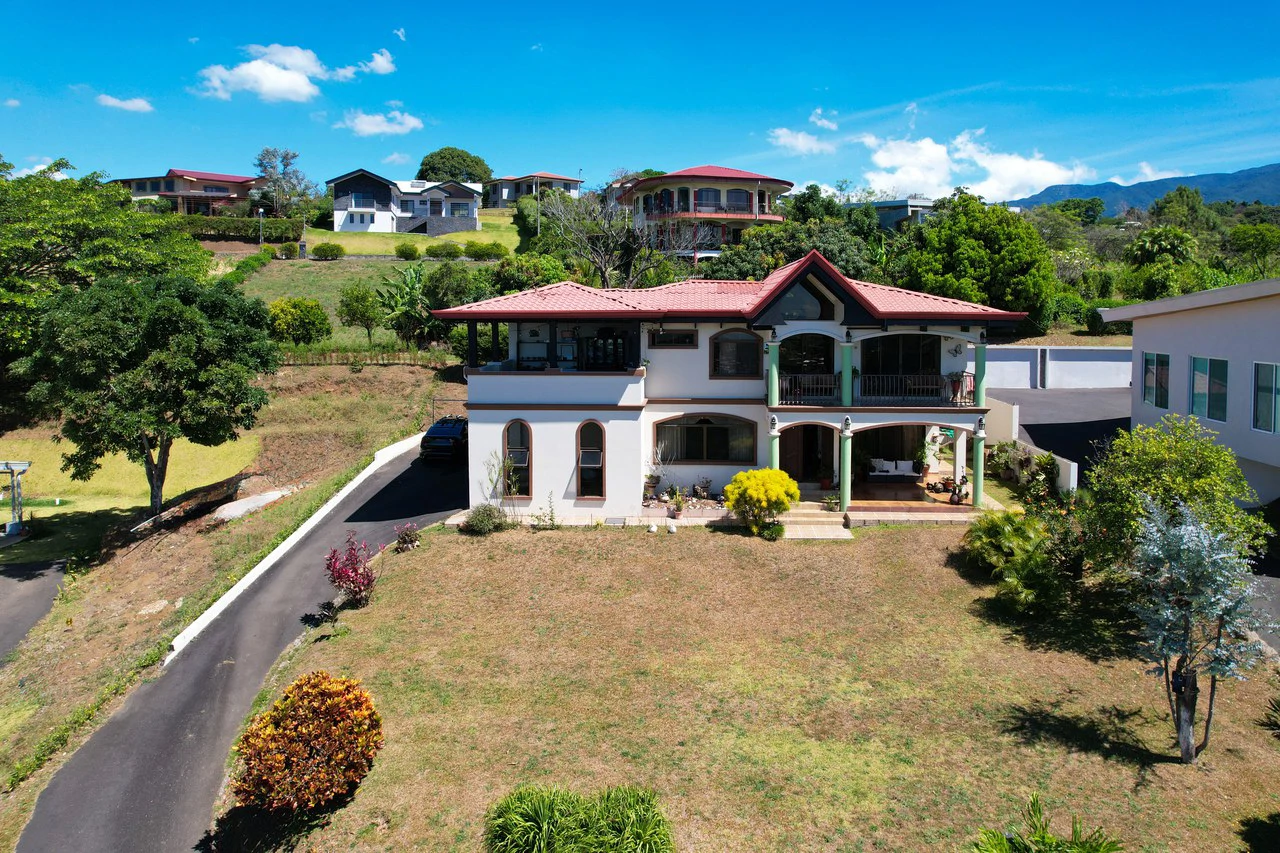Spacious Home in Condominio El Roble – Cozy Spaces and Stunning Views
