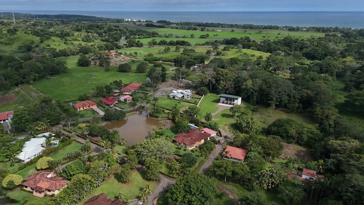 Tropical Luxury Estate with Private Lake, Pool & Prime Location Near Costa Rica’s Best Beaches: Near the Coast House For Sale in Parrita - Gallery image 11