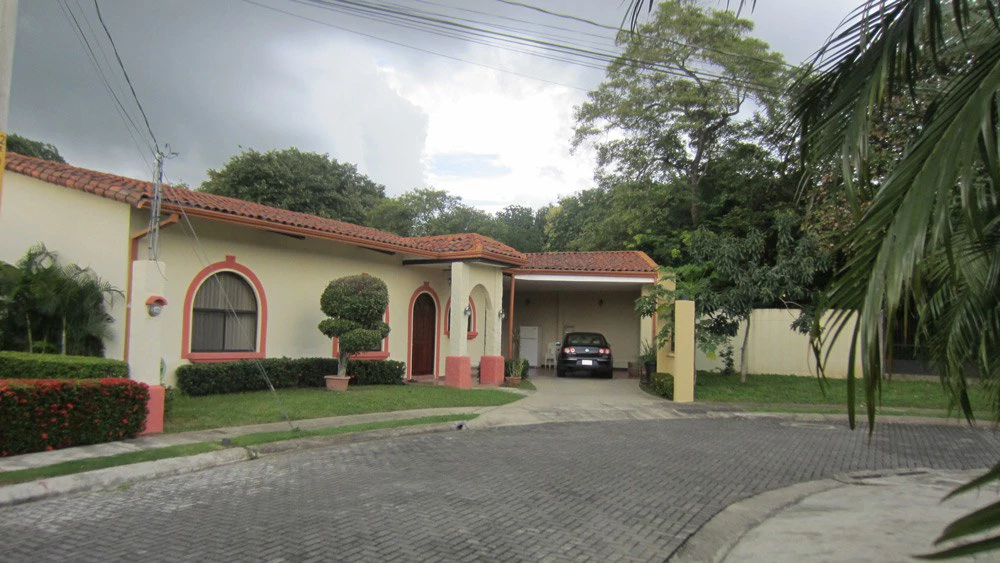 C144: Fully Equipped 3 Bedroom House With Charming Mediterranean Style Located In Gated Residential - Gallery image 2