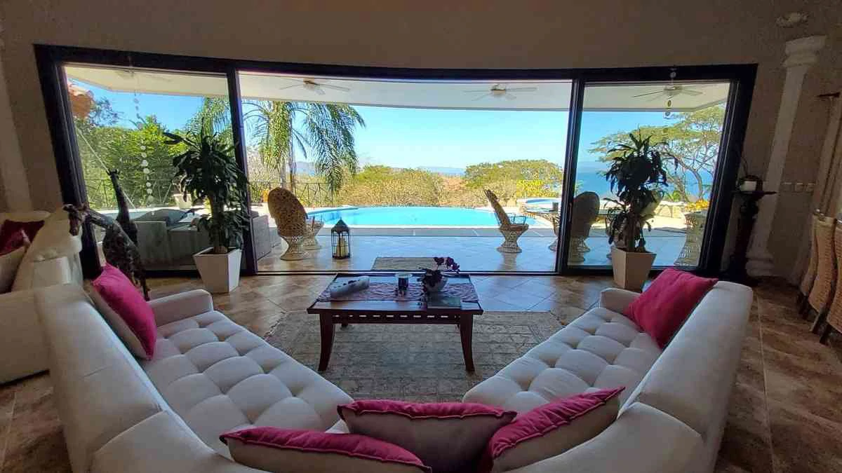 ID 4178: Elegant Coastal Villa with Infinity Pool and Lush Gardens