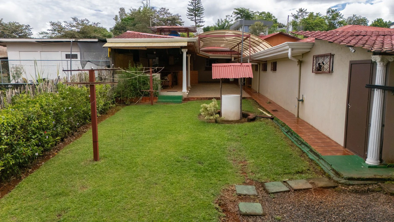 HOUSE FOR SALE, LOCATED IN THE CENTER OF PEREZ ZELEDON: Elegant and spacious turnkey house for sale in the center of Perez Zeledon - Gallery image 3