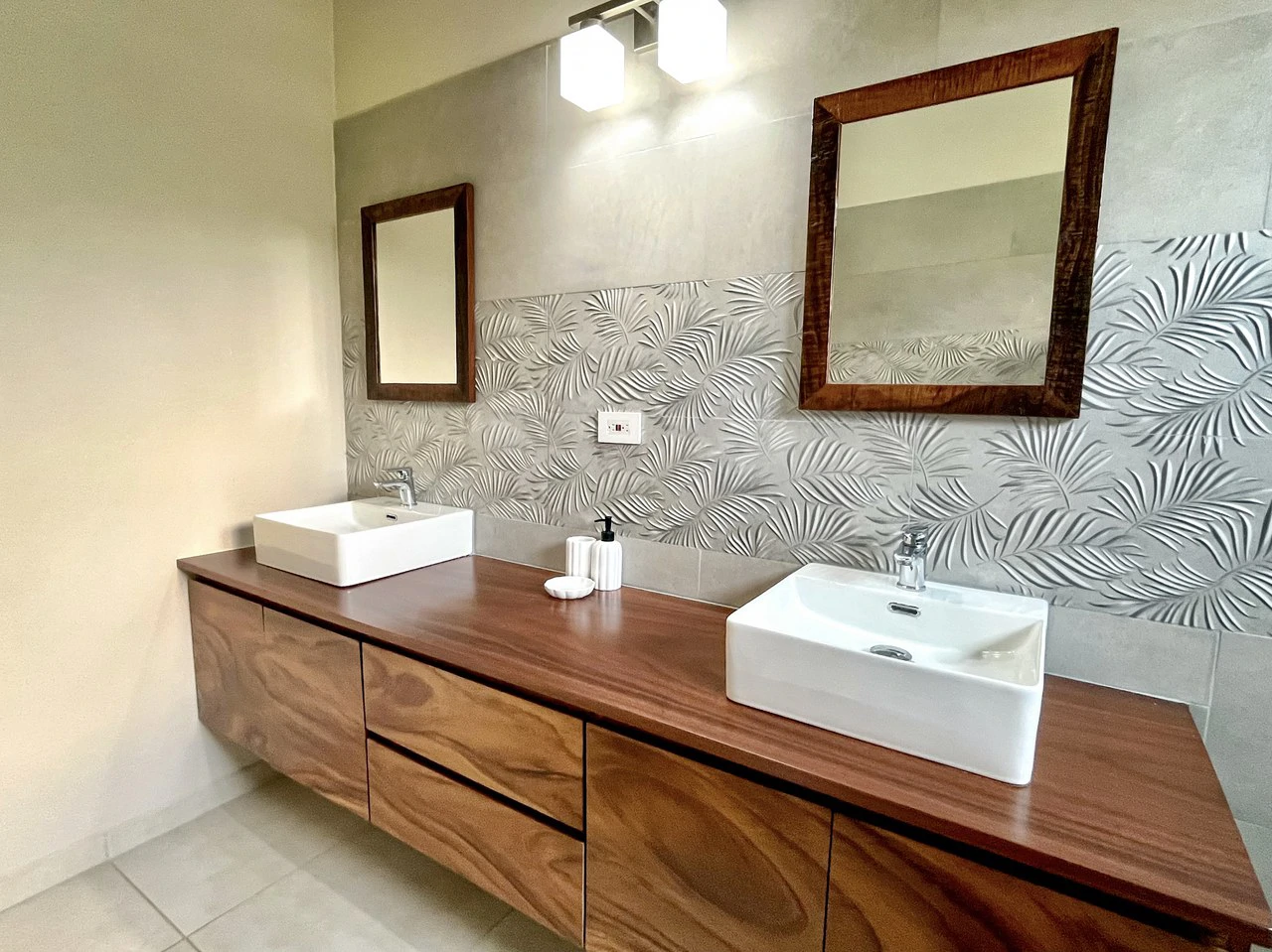 .075 ACRES – 2 Bedroom New Construction Home, Walk to the River, 5min to Playa Matapalo, 15min to Dominical!!!! - Gallery image 19