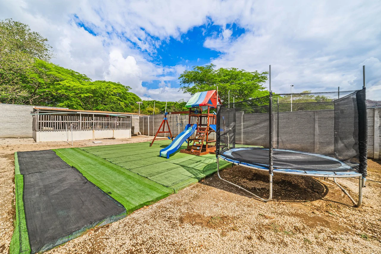 Casa Diria: Peaceful Turnkey 2BR Near Beaches - Gallery image 12