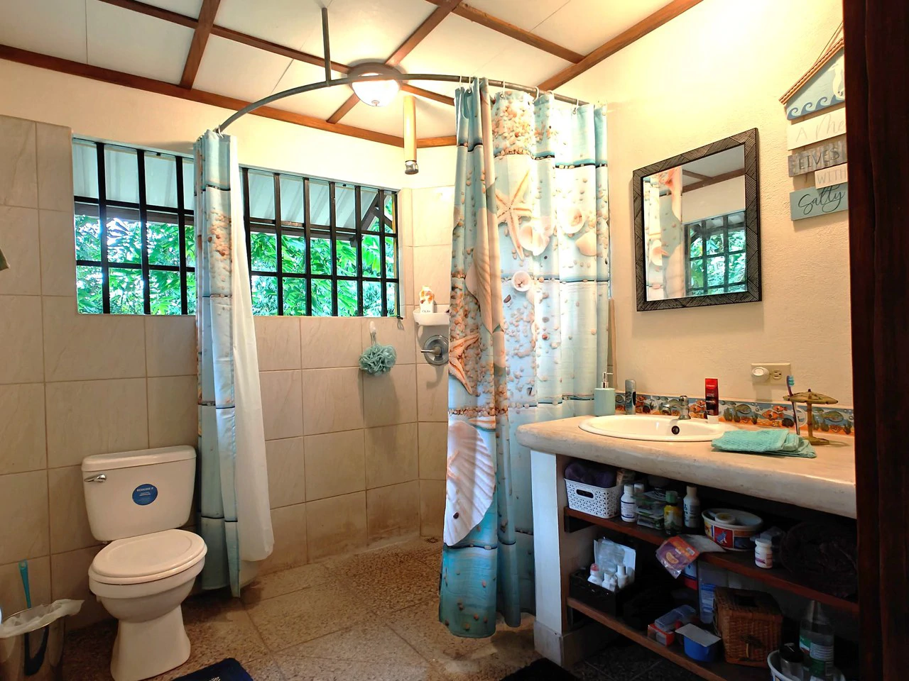 Authentic Caribbean Charmer for Sale in Playa Negra, Puerto Viejo: Traditional Caribbean Wooden Home in Playa Negra on 2600 sqm Lot - Gallery image 10