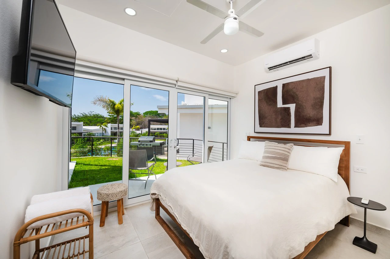 The Enclave: Ultra-Modern 5 Bedroom Villa Located Minutes From the Beach! - Gallery image 28