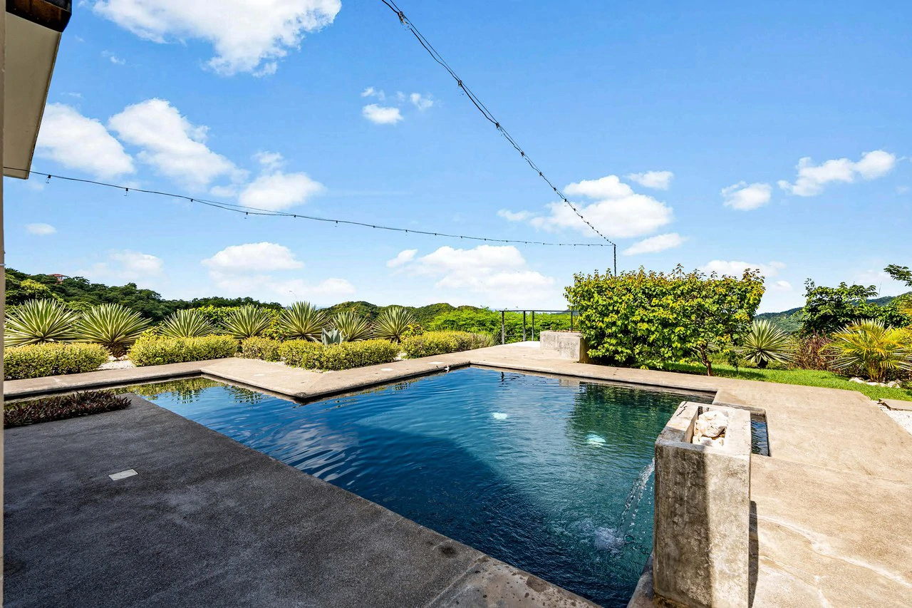 Casa Arcadia: Ocean-View Home with Two Income-Producing Studios - Gallery image 7