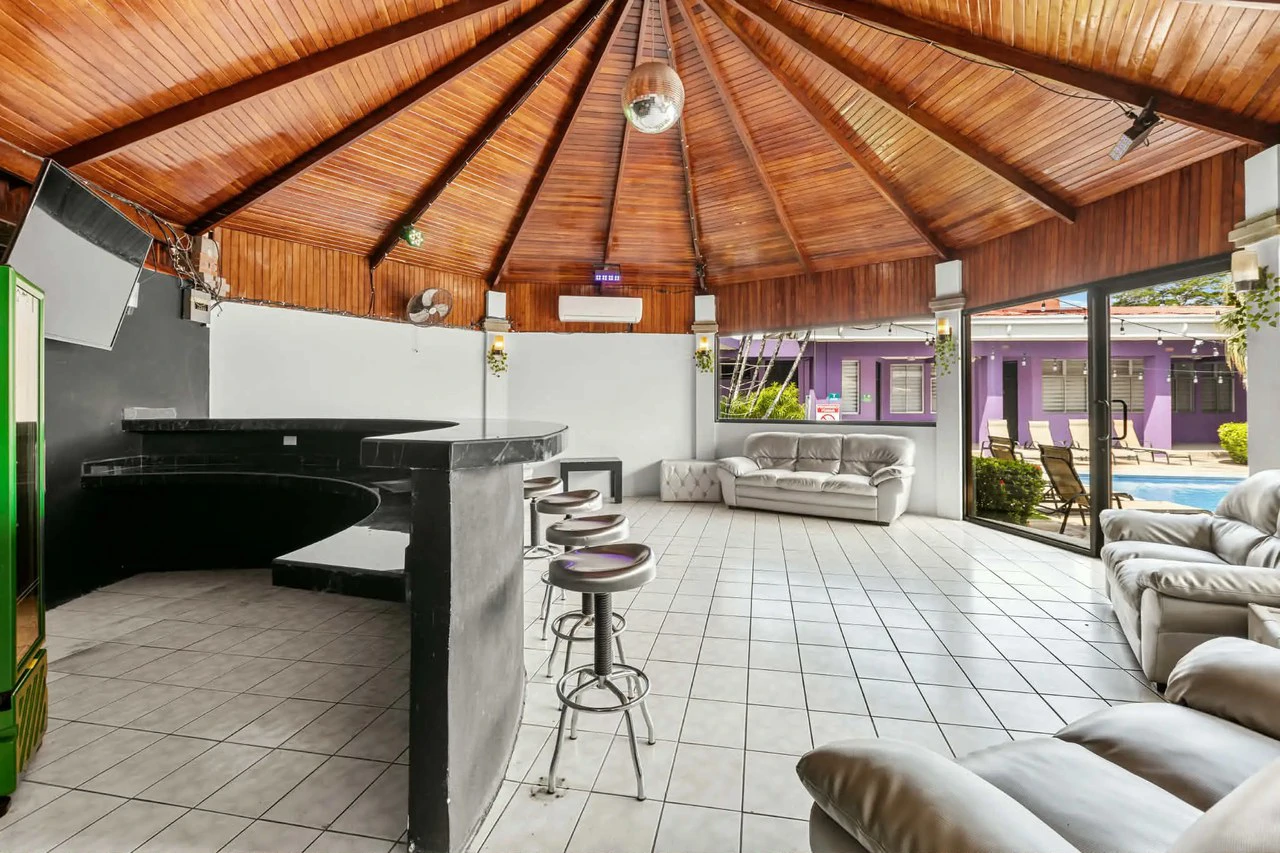 Tropical Paradise: 20-Room Private Vacation Rental Near Cocal Casino - Gallery image 19