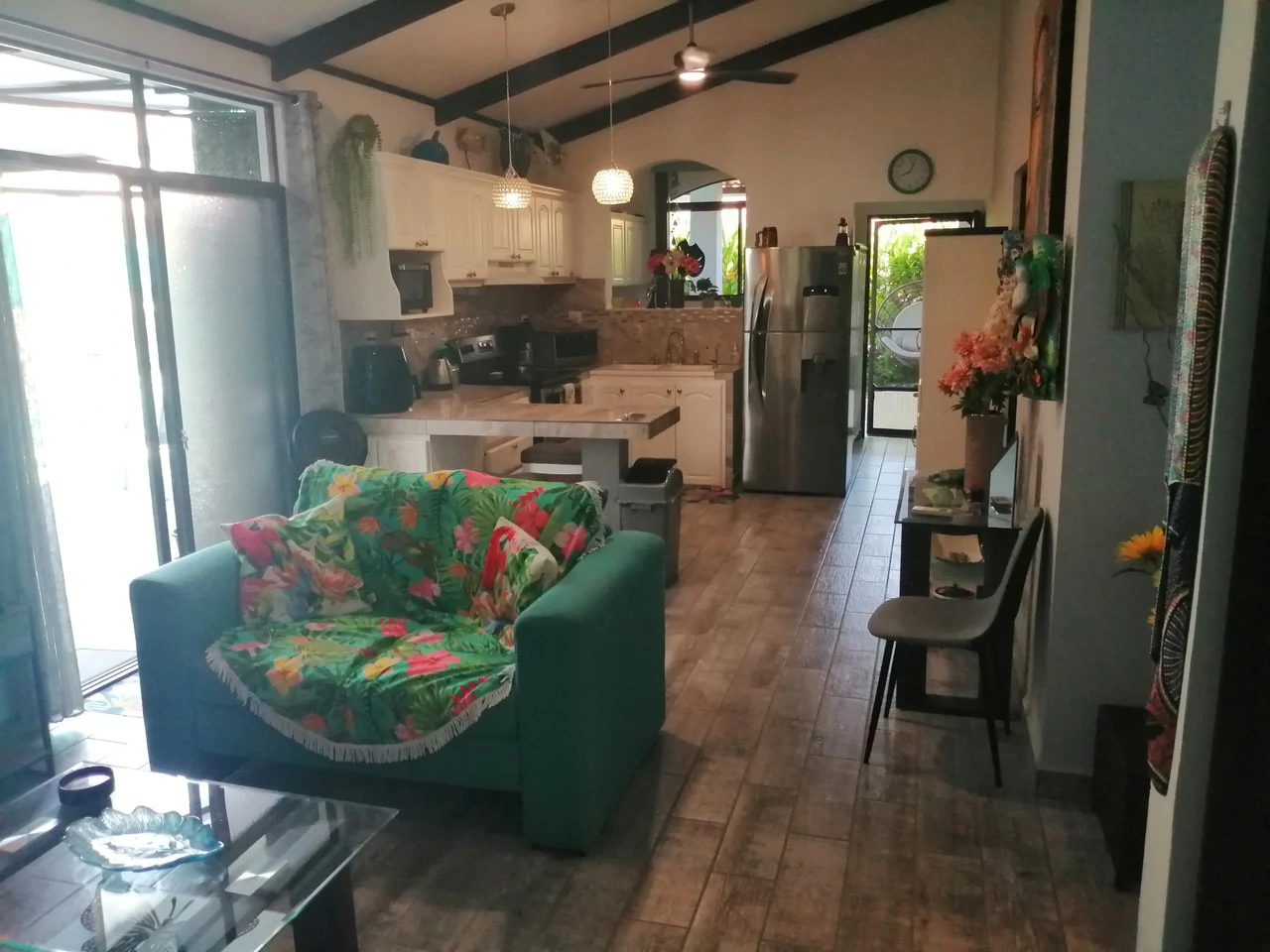 Wonderful and Updated Bungalow Close to the Beach!: Great location with access to a large community pool! - Gallery image 5