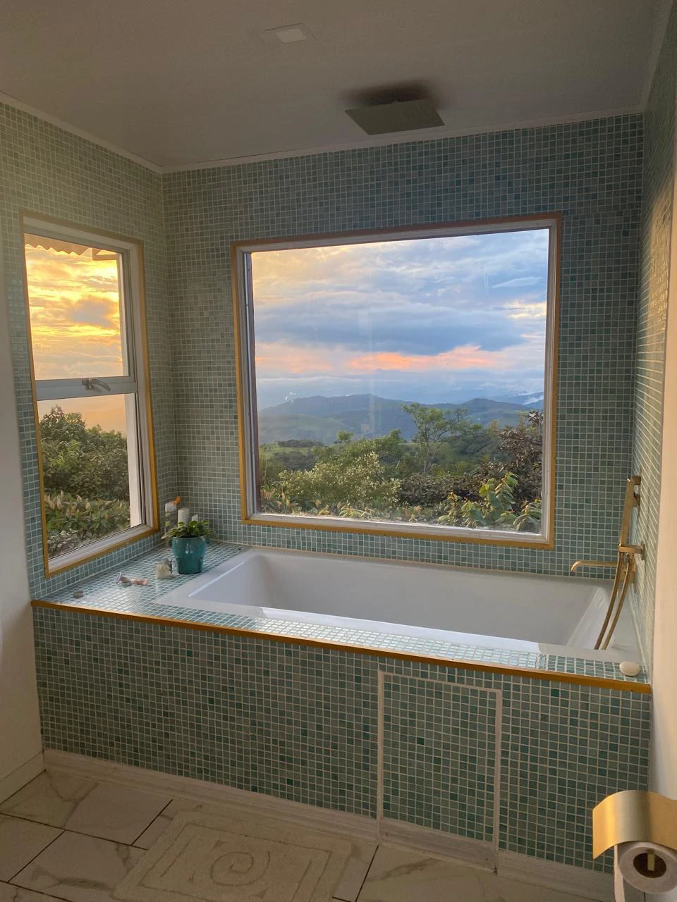 Ecofriendly container home, top views of La Lindora Monteverde LN0525: Elevated Eco-Luxury: Off-Grid Container Home with Panoramic Forest Views in Monteverde, La Lindora. - Gallery image 8