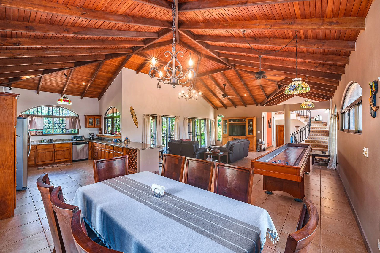 Casa Palacio: Elegant and Palatial 3BR in Gated Community - Gallery image 19