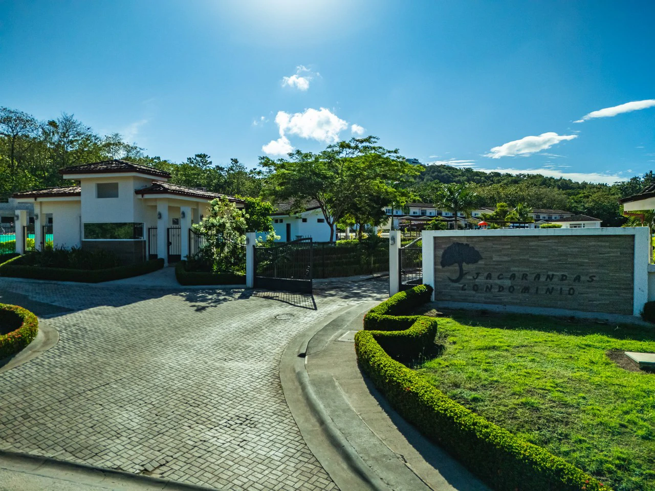 Jacarandas #11: Elegant Townhouse Minutes from the Beach - Gallery image 2