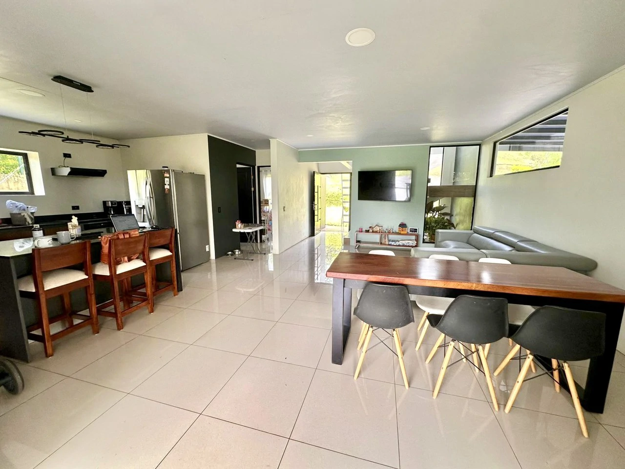 Casa 40 Grecia: Modern 4-BR Country Estate in Grecia | 4-Car Covered Garage, Solar Hot Water, First-Floor Bedroom & River Trails - Gallery image 10