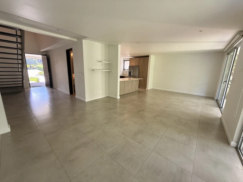 Casa de 4 Habitaciones + Sala de TV en Condominio Dukana: Townhouse For Sale in Guachipelín - Gallery image 5