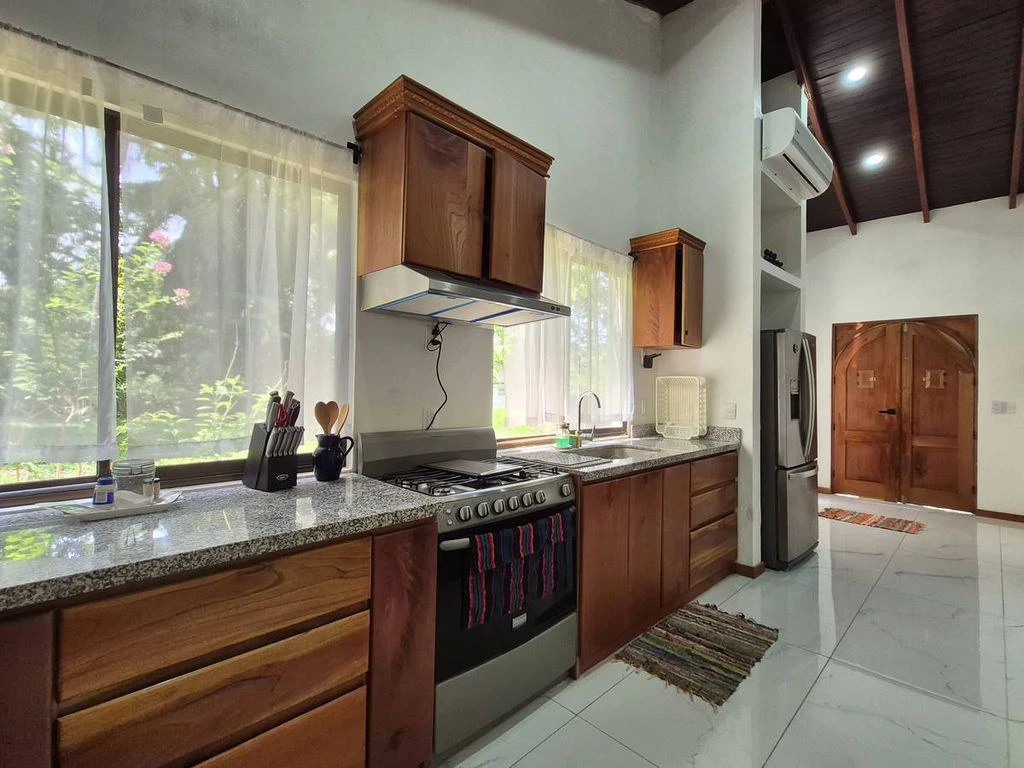 Casa Verde Norouz: Renovated 2-Bedroom Home with Independent Guest Cottage Just 3 Minutes from Sámara - Gallery image 11