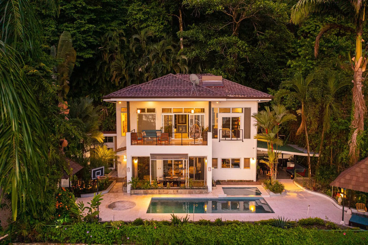 1.42 ACRES – 4 Bedrooms 2 Story Ocean-View Home With 2 Bedroom Guest House In Premium Beach Community, Walk to the Beach! - Gallery image 2