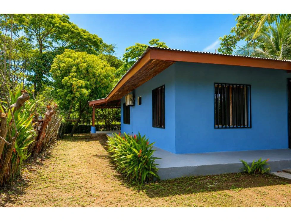 House in Quebrada Amarilla with Lush Garden and Patio - photo 10