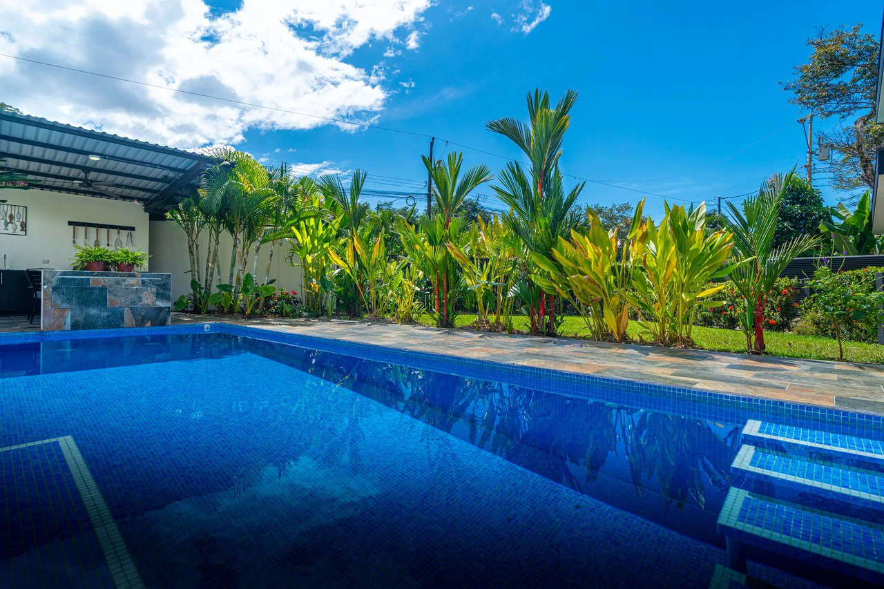 Modern 3 Bedroom Home - Walking distance to it all! - Gallery image 23