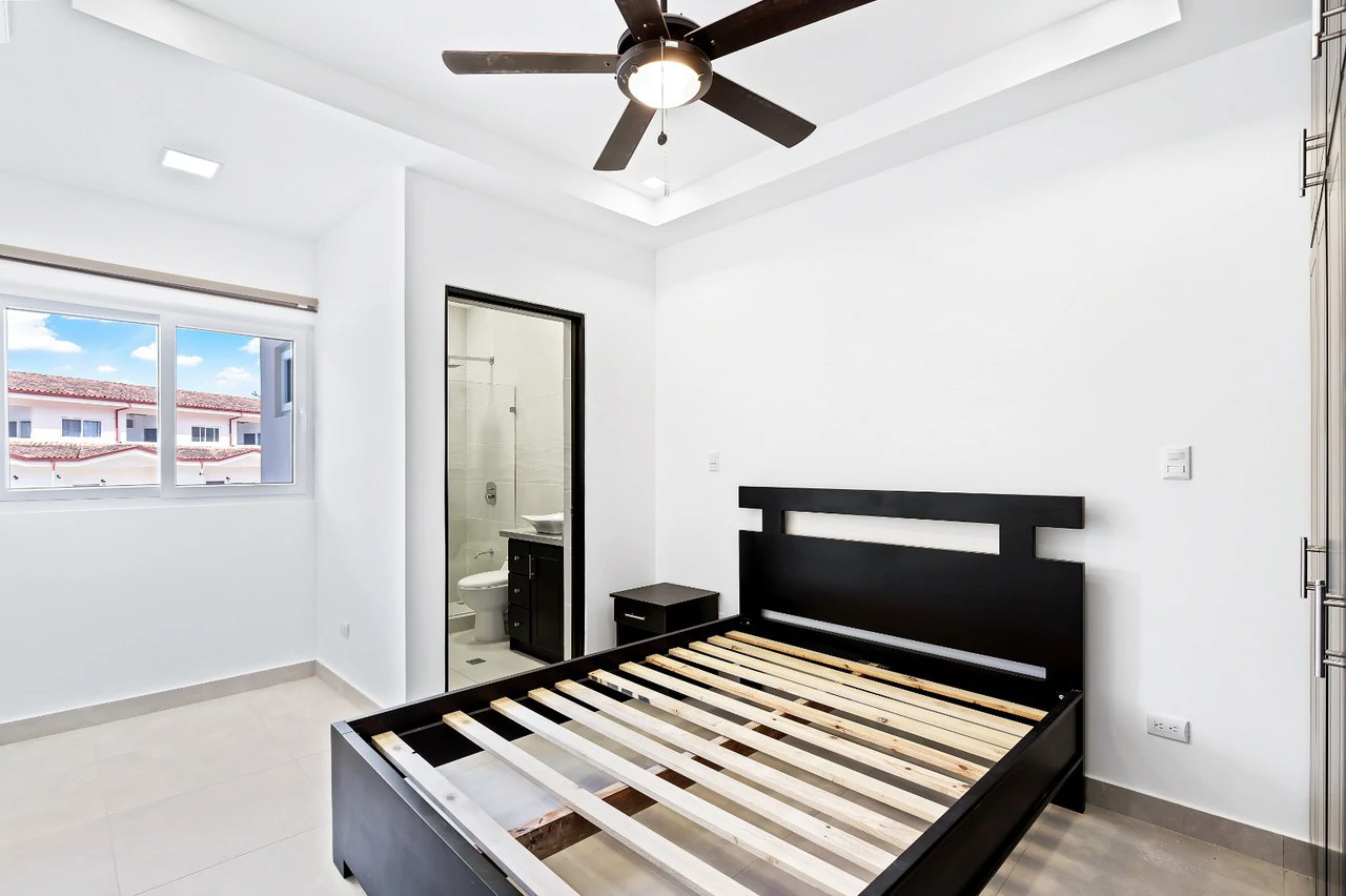 Jacarandas #22: Modern Townhome with Amenities Just Minutes from the Beach - Gallery image 9
