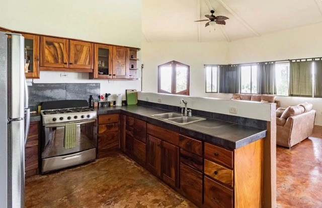 NATURE LOVERS PARADISE ! Jungle home on 25 acres with beautiful views - Gallery image 8