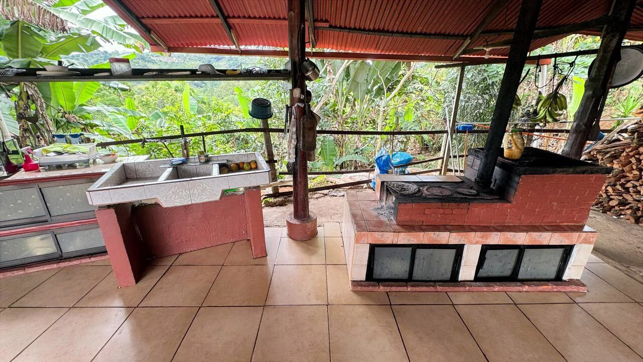 Charming Hardwood Cabin with Fruit Garden Near San Isidro - Gallery image 35