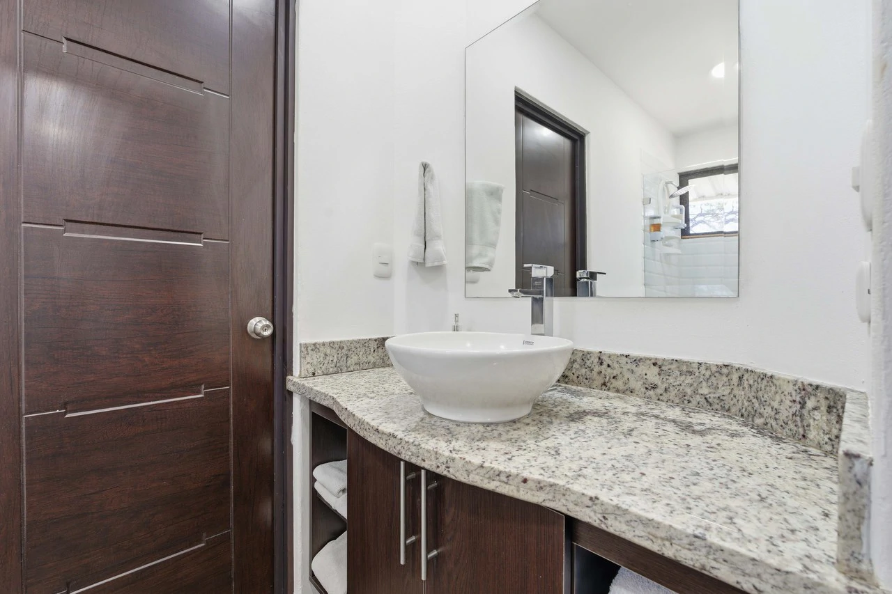 Three Mermaids: Beachfront 10-Bedroom Pod-Style Residence with Pool in Playa Flamingo - Gallery image 34