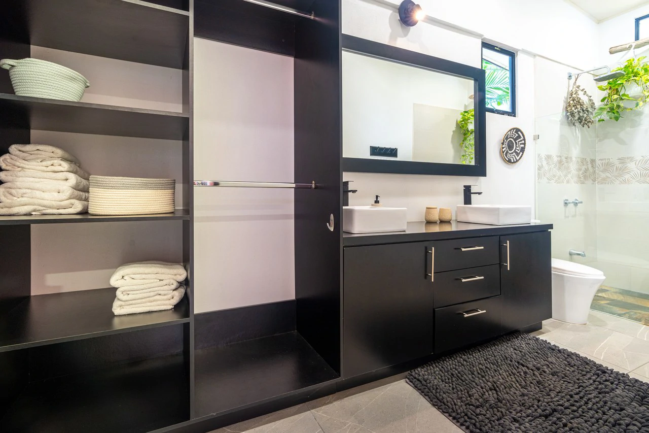 Modern 3 Bedroom Home - Walking distance to it all! - Gallery image 54