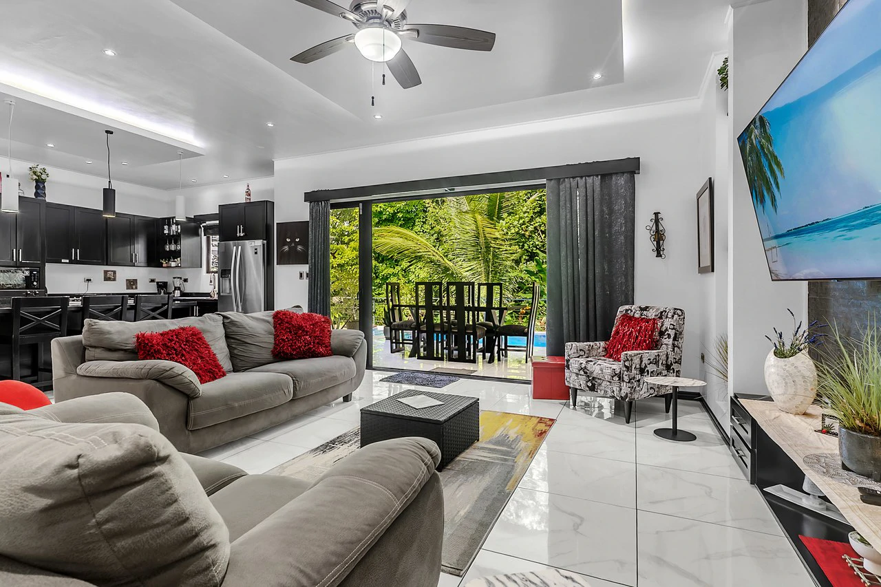 Charming 2 Bedroom Home + Studio located in heart of Uvita - photo 2