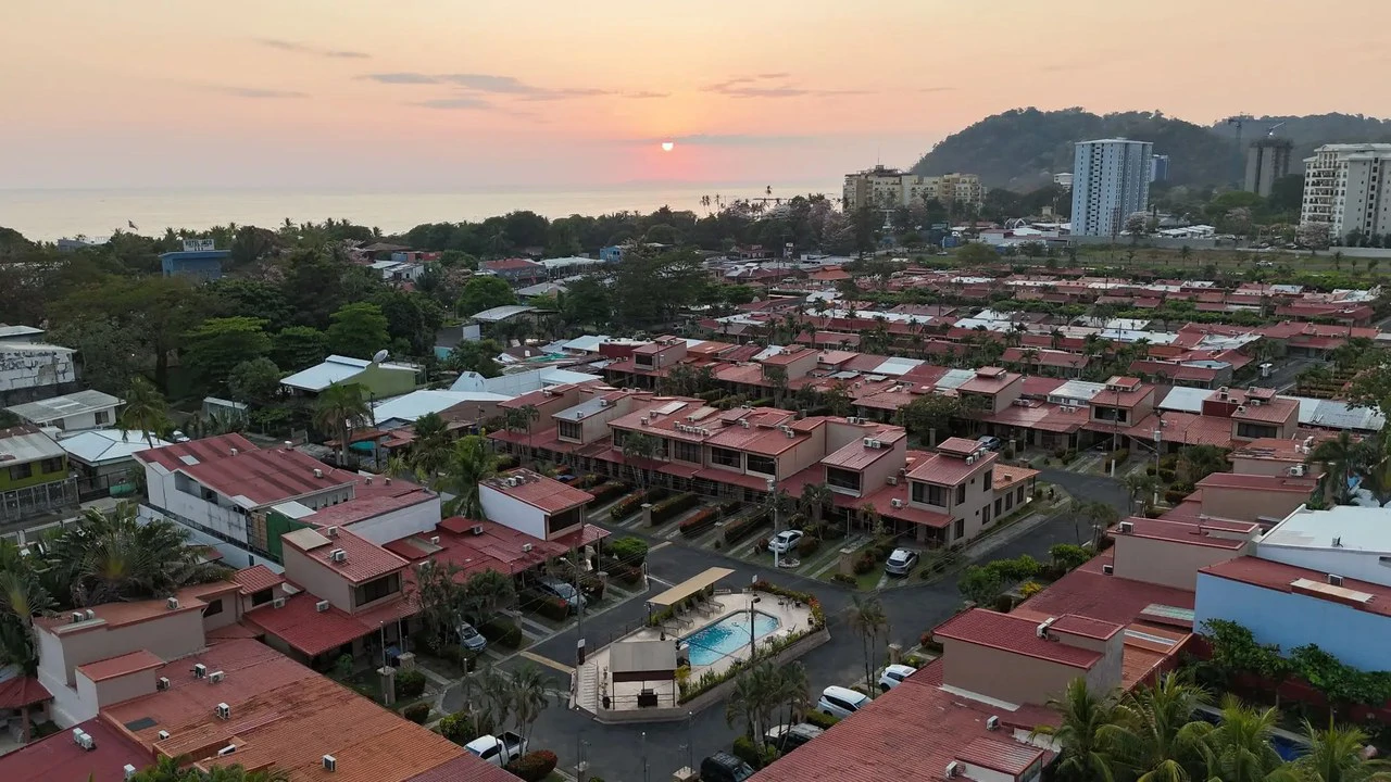 Condominium in Jacó: Live in a gated community just steps from the beach!: Near the Coast Condominium For Sale in Jacó - Gallery image 17