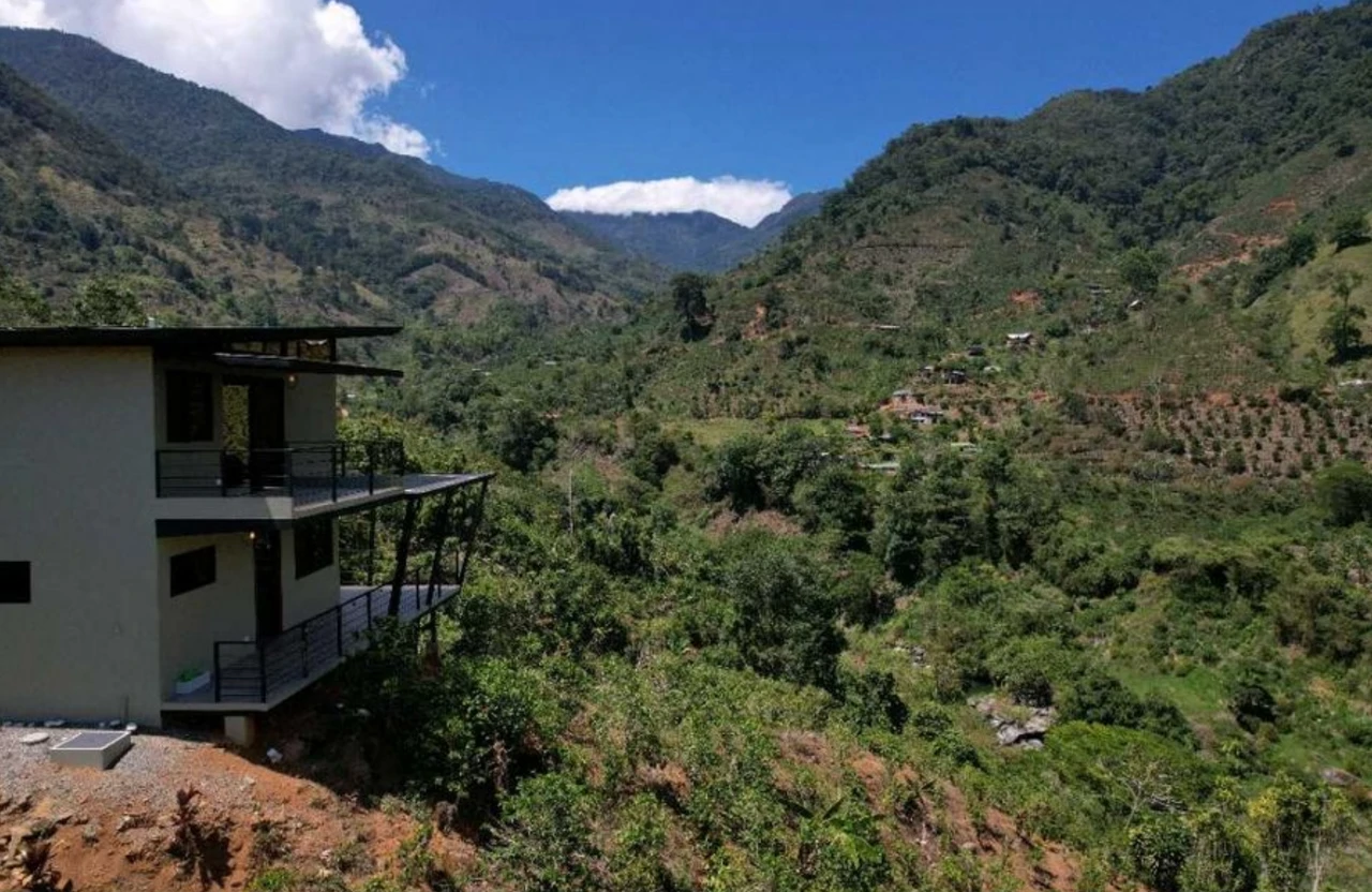 Modern Country House with Guest Cottage Amidst a Coffee Plantation in Perez Zeledon, Costa Rica - Gallery image 3