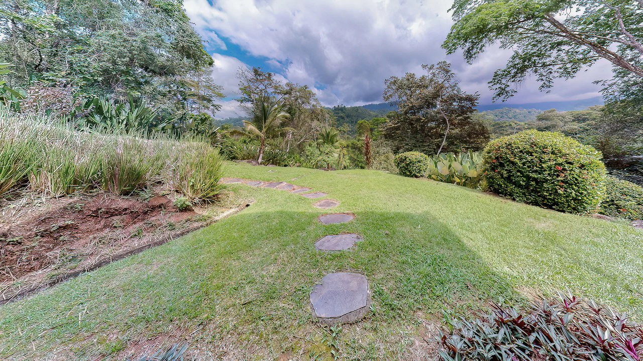 A TRANQUIL HAVEN: PRIME INVESTMENT OPPORTUNITY IN UVITA'S LUSH RIVER ENCLAVE: Mountain Hotel/Resort/Hostel For Sale in Uvita - Gallery image 7