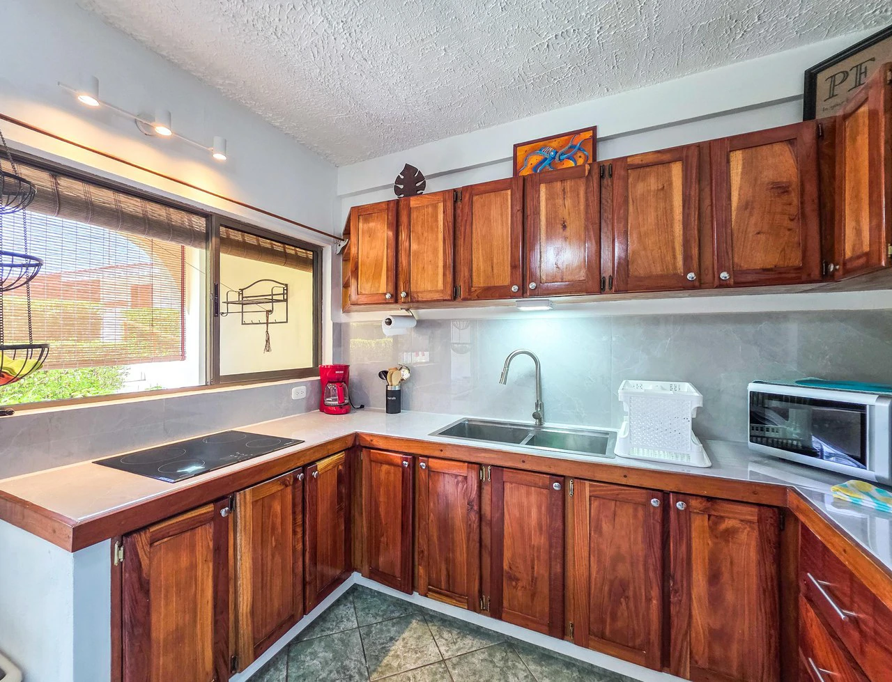 Prime Location 1bed 1bath Condo, Steps From Samara Beach - Gallery image 5