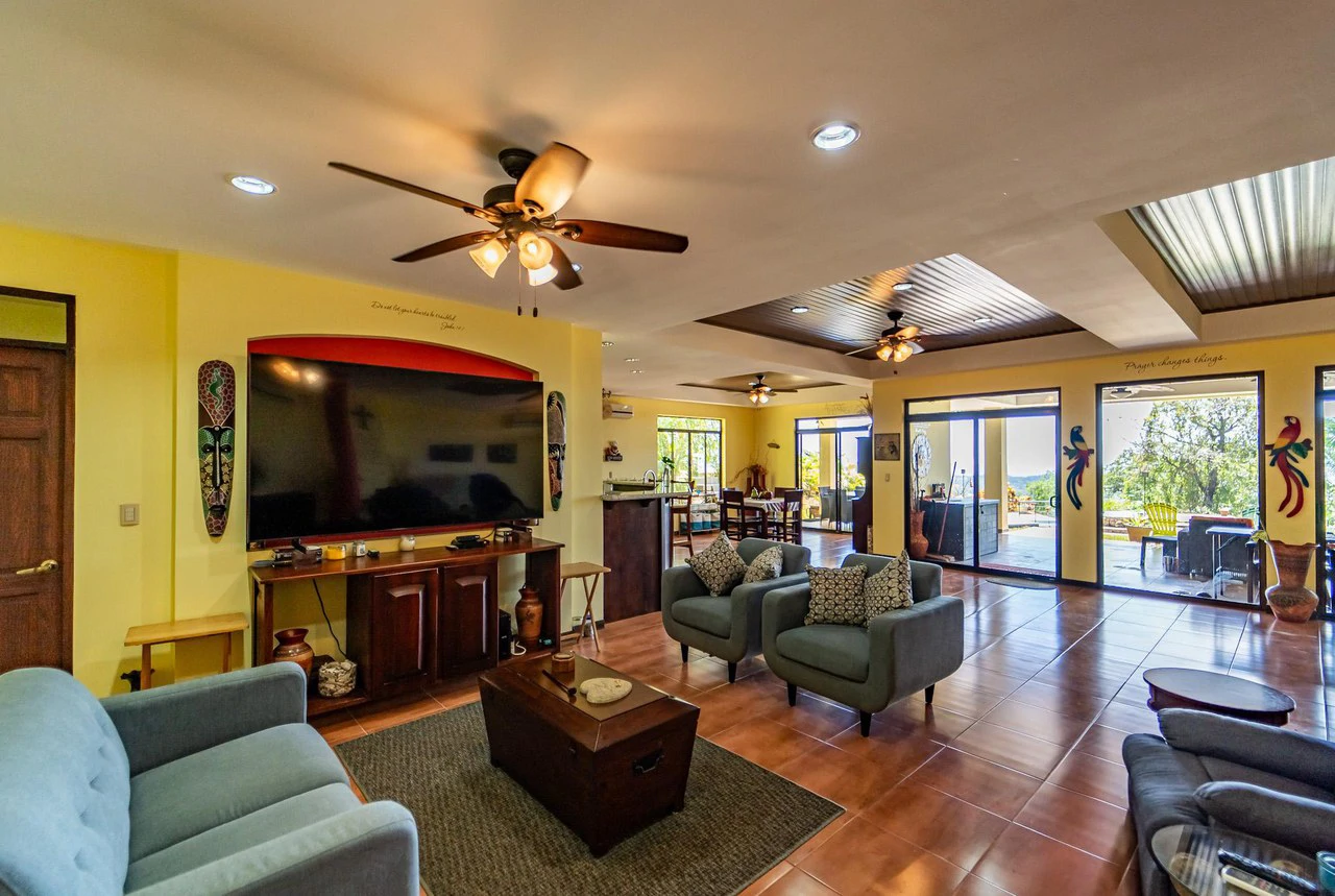 Casa Jardin: Ocean View SFH with Guest House and Extra Lot - Gallery image 14