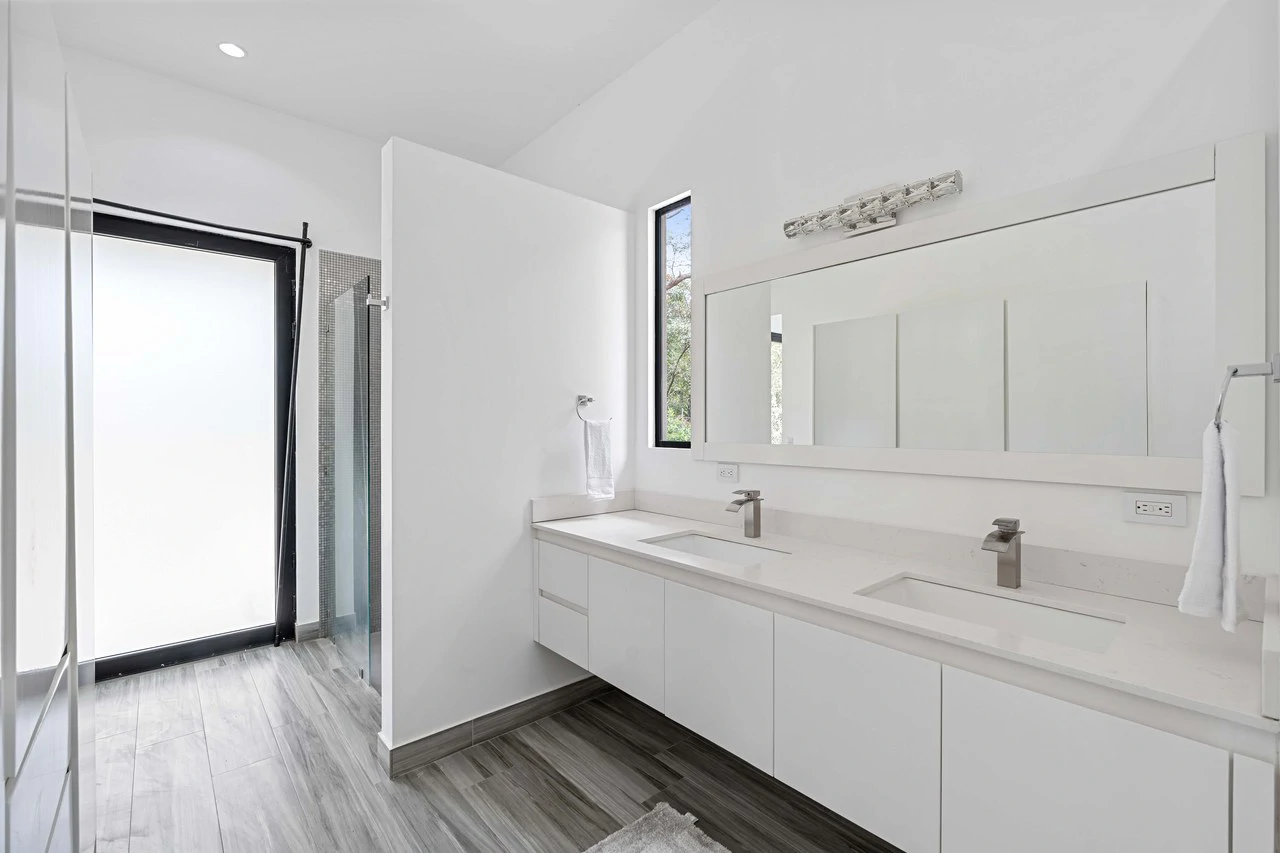 Casa Avalon: New 4-Bedroom Home on 1.48-Acre Lot – Build 2 More Structures, Just Minutes from the Beach! - Gallery image 19