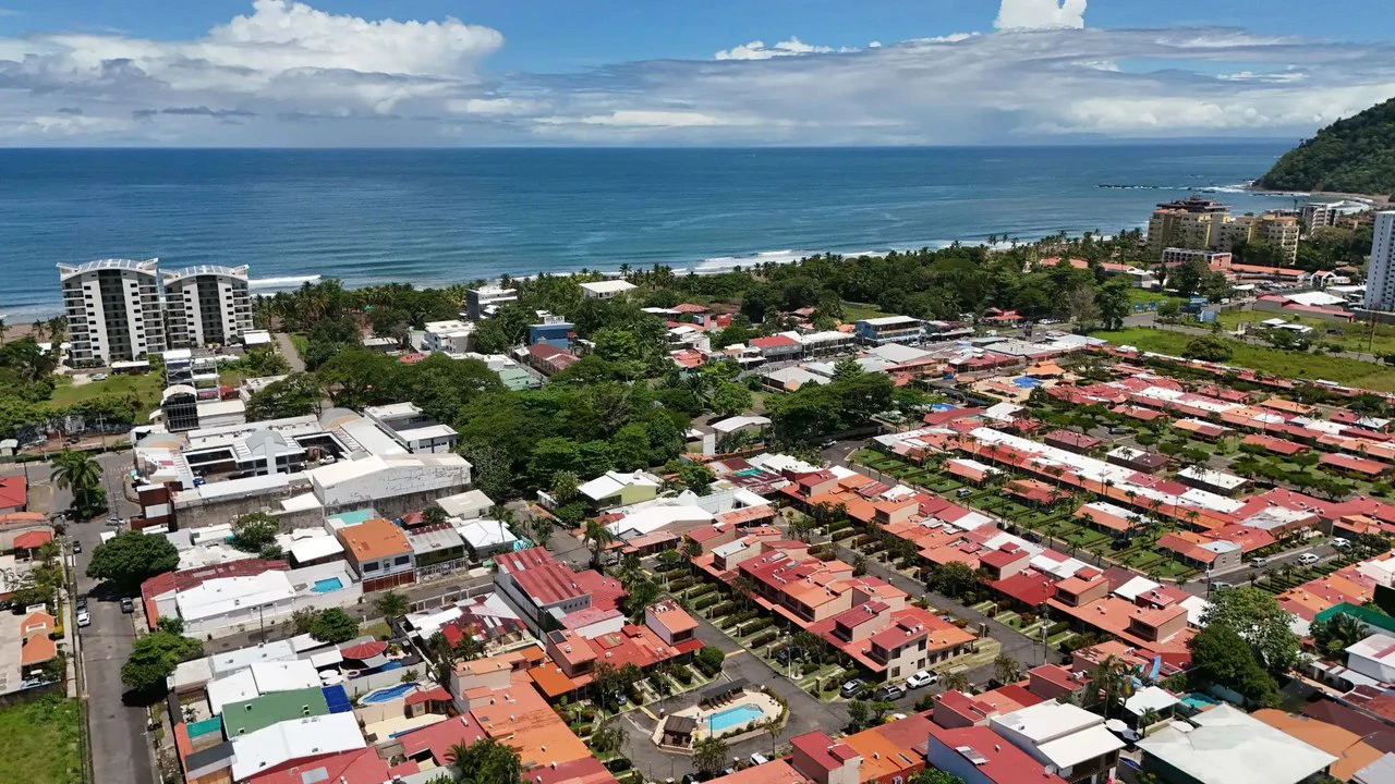Condominium in Jacó: Live in a gated community just steps from the beach!: Near the Coast Condominium For Sale in Jacó - Gallery image 6