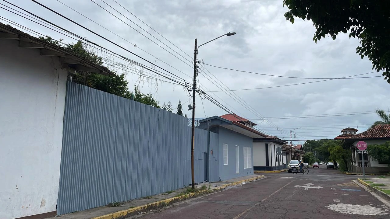 Property for rent or sale in the center of Liberia 2 houses with 350 m², 2 big living rooms, 7 rooms, a garden, and 9 parking lots - Gallery image 31
