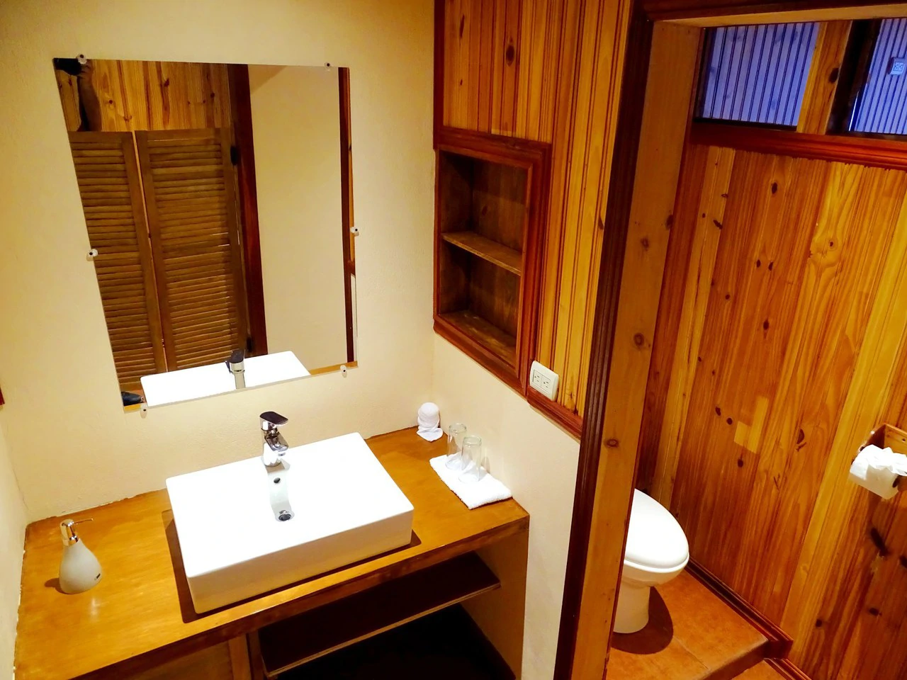 Unique Hotel in Monteverde. Cerro Plano.: Established 11-Room Hotel with Apartments in Monteverde – Prime Location & Proven Track Record - Gallery image 26