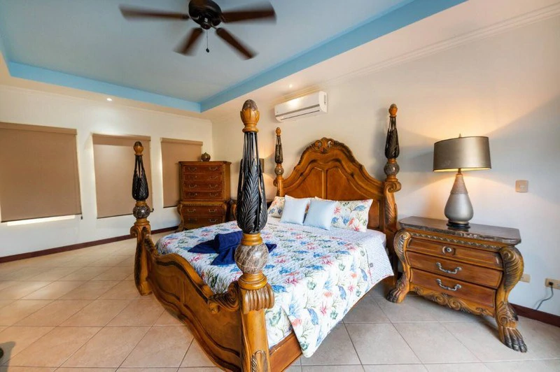 Amazing Casa Grande: Enormous Home with Pool near the Beach in a highly sought after Community! - Gallery image 16