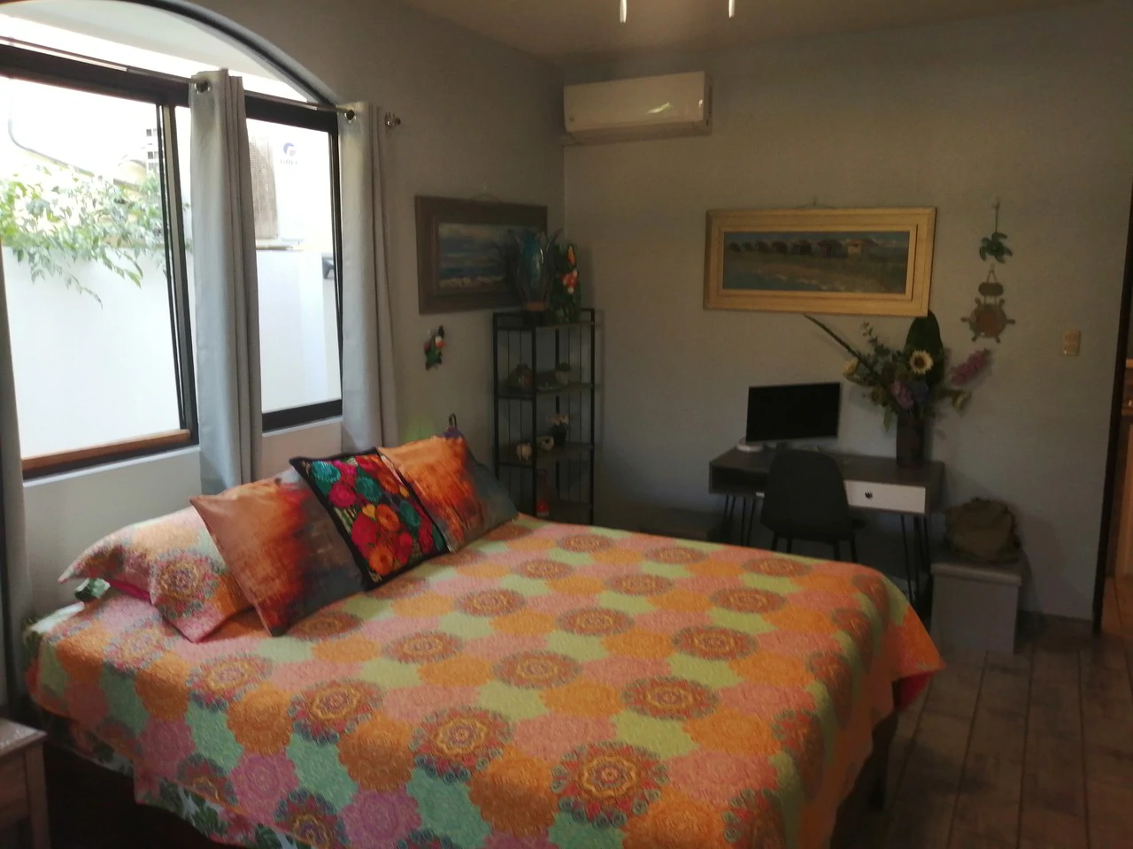 Wonderful and Updated Bungalow Close to the Beach!: Great location with access to a large community pool! - Gallery image 11