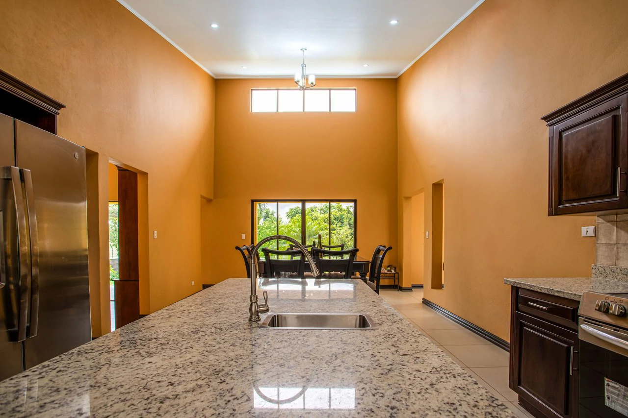 Modern Furnished Home Just 5 Minutes from Downtown Grecia - Gallery image 13
