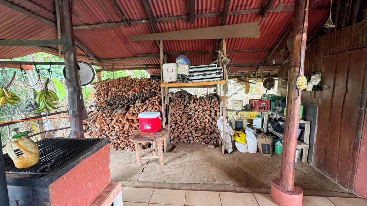 Charming Hardwood Cabin with Fruit Garden Near San Isidro - Gallery image 36